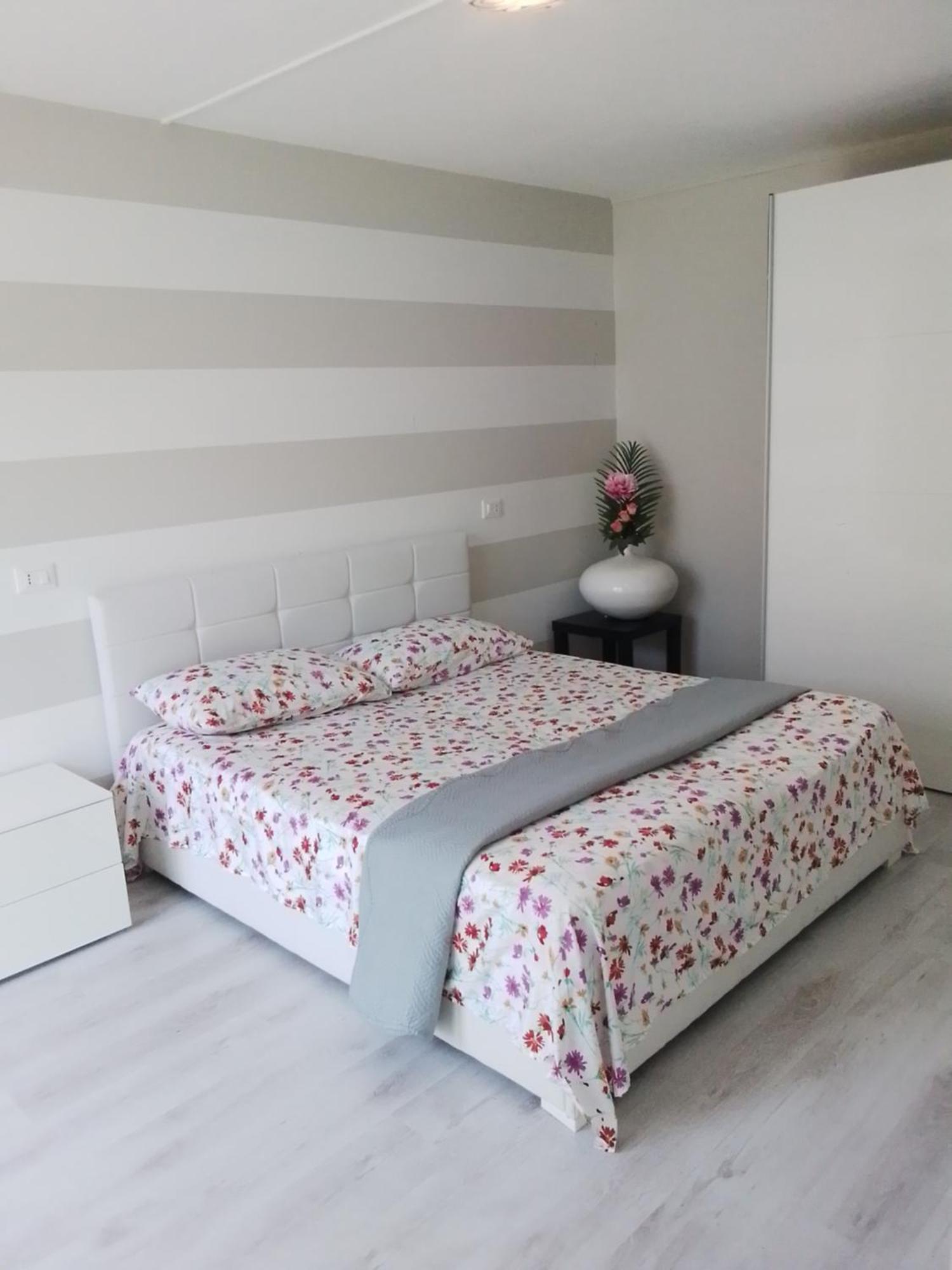 Holiday Apartaments Desenzano del Garda Exterior photo